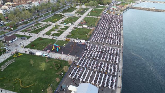 Tekirdağlılar sahili doldurdu: 10 bin kişilik dev iftar