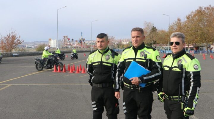 Uzman polislerden yunuslara motor eğitimi