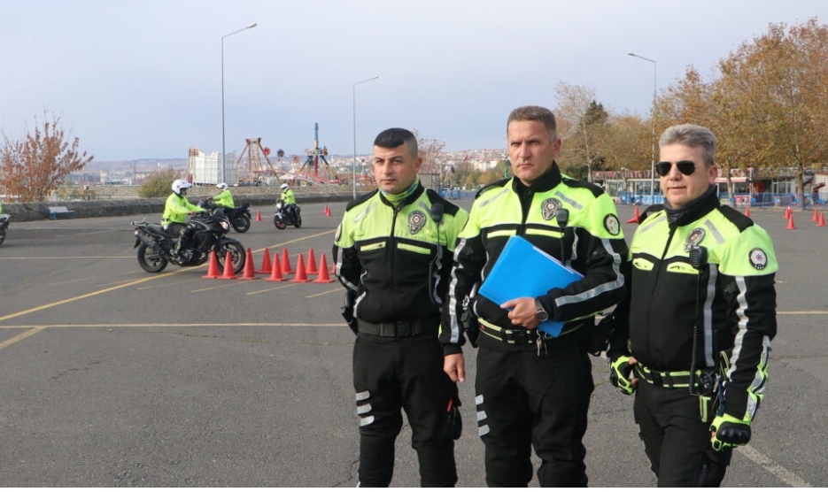 Uzman polislerden yunuslara motor eğitimi