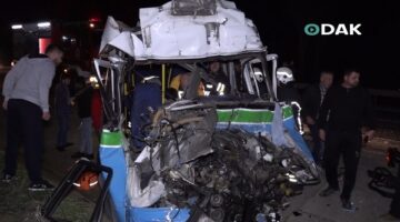  Minibüs Tıra Arkadan Çarptı: Sıkışan Sürücü Hayatını Kaybetti